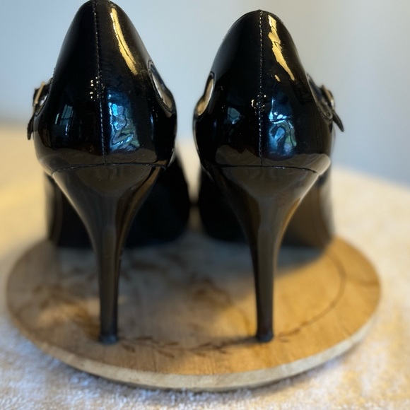 Classic GUESS Black Patent Leather, Peep Toe, Mid Heel Pump Size 8 great shape. - Picture 6 of 10